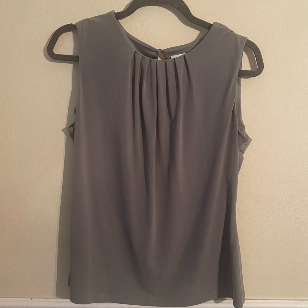 Calvin Klein top, size medium. In very good condition!